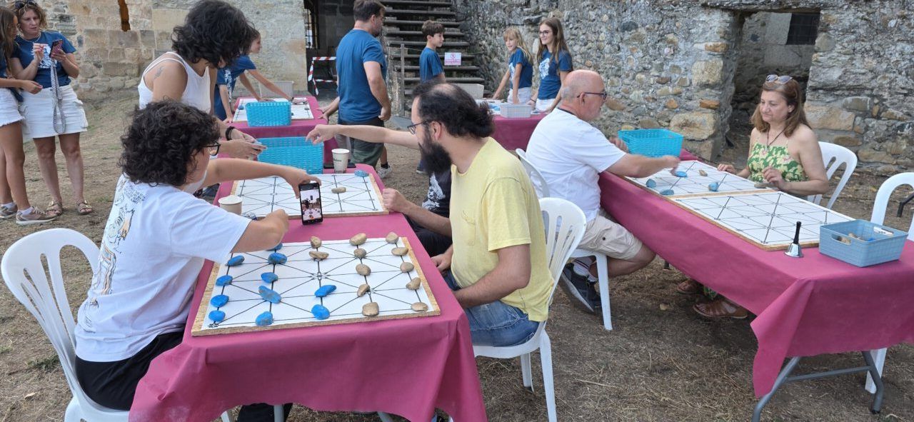 Participantes jugando al Alquerque Medieval en Carracedelo