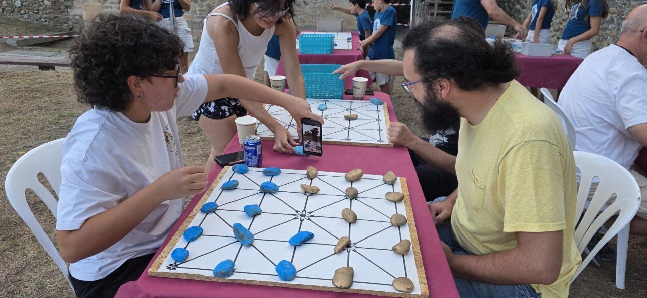 Jugadores participando en el Campeonato de Alquerque Medieval en Carracedelo