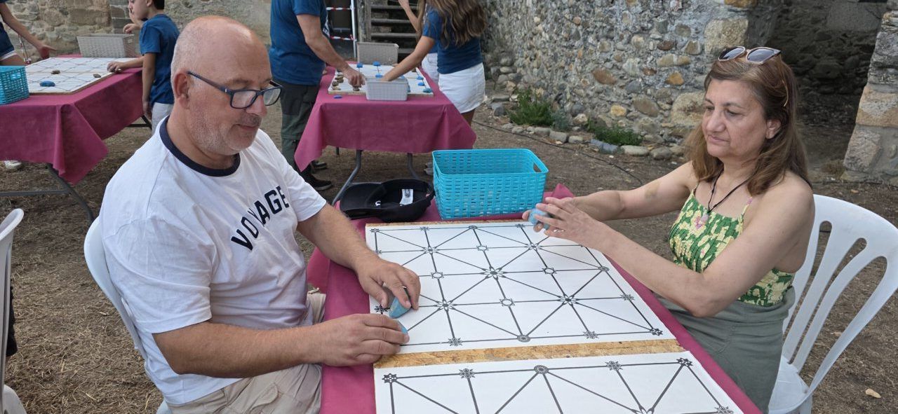 Participantes jugando al Alquerque Medieval en Carracedelo