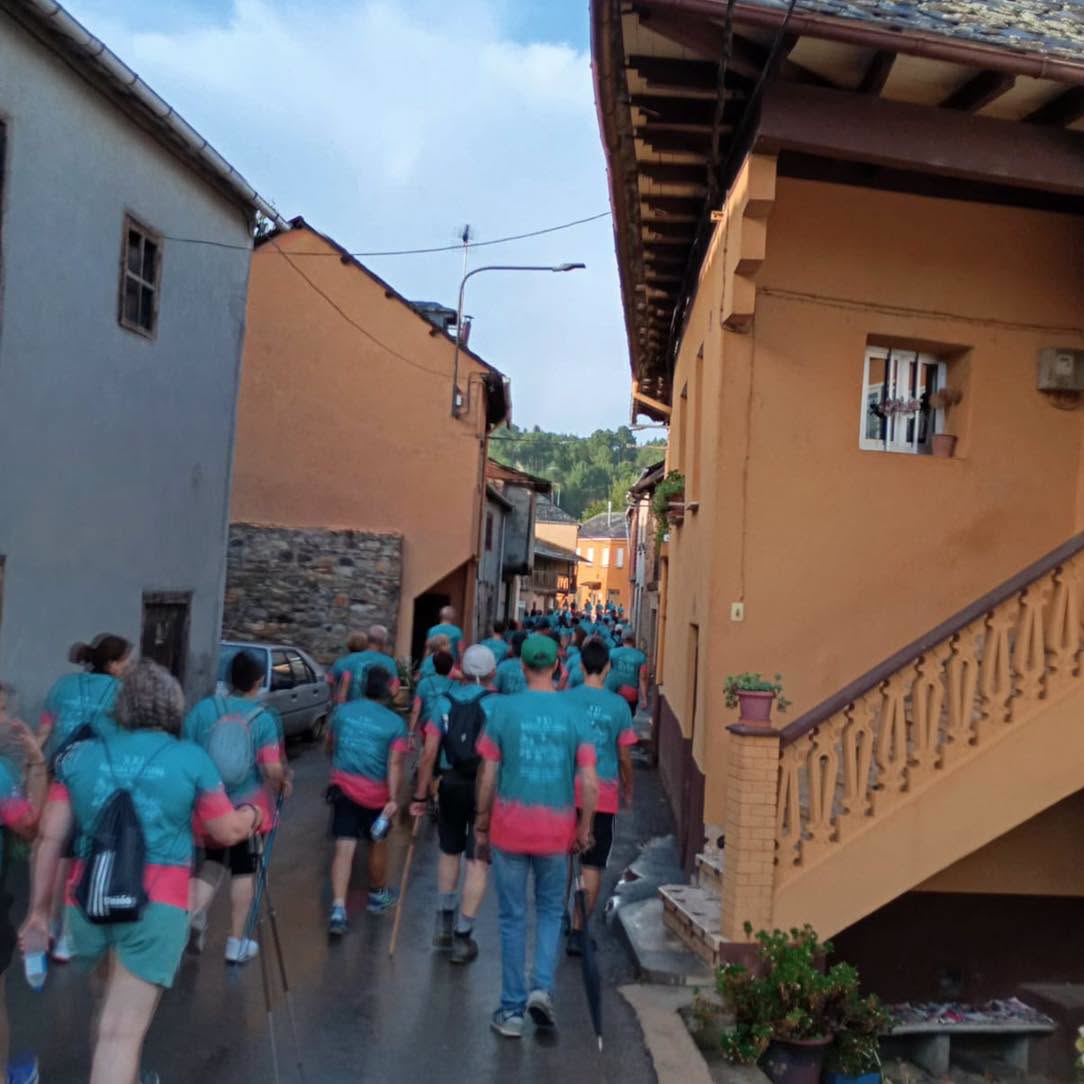 Participantes de la XXI Marcha Nocturna en Arganza caminando por la calle