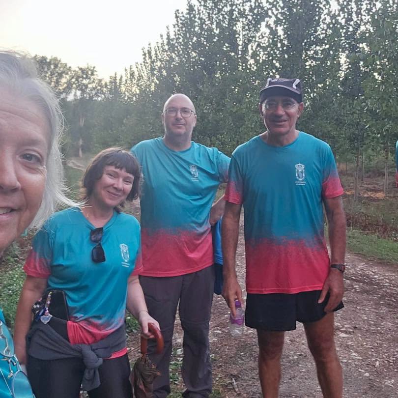Participantes de la XXI Marcha Nocturna en Arganza posando juntos