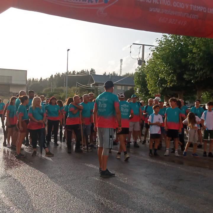 Participantes en la XXI Marcha Nocturna de Arganza con camisetas coloridas