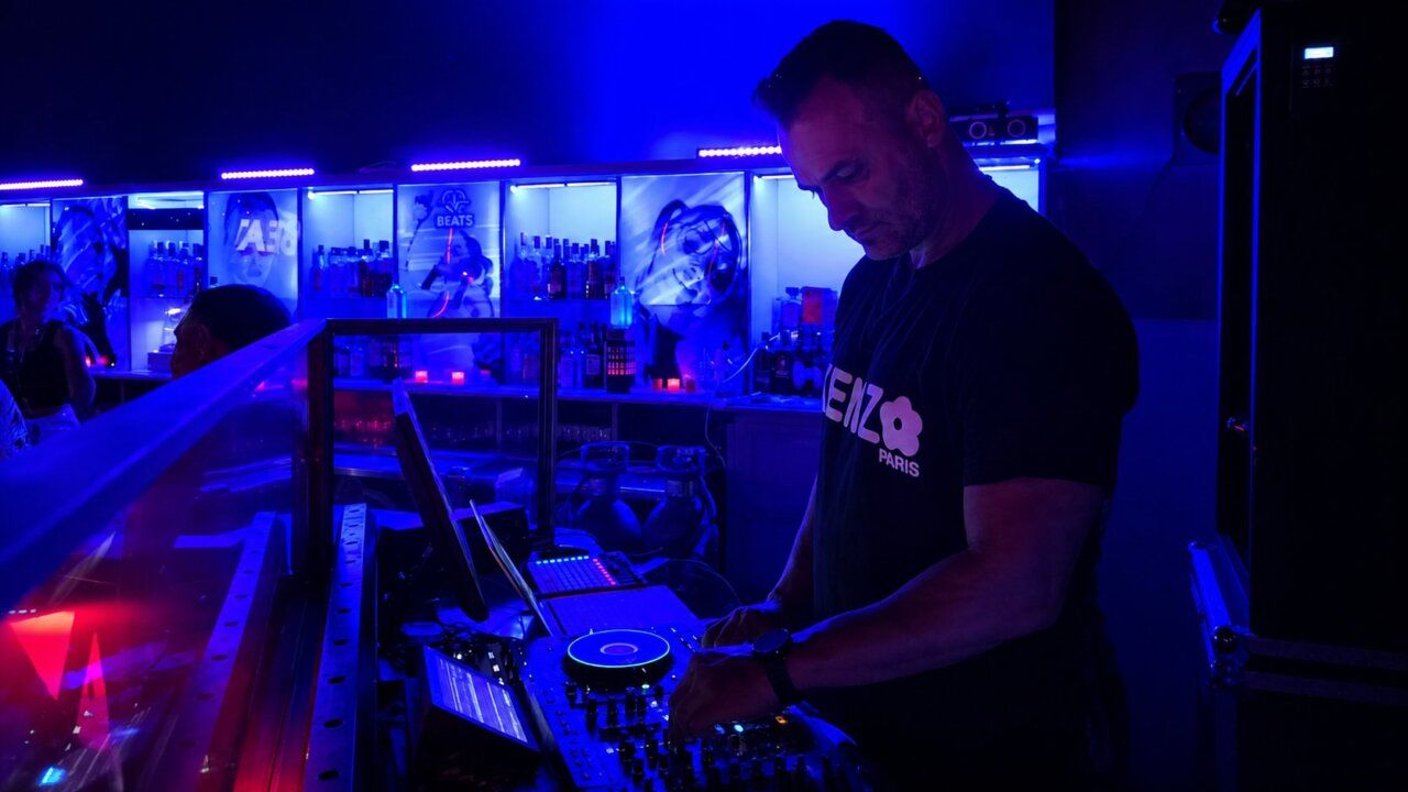 DJ actuando en Beats Dance Club durante las fiestas de Fabero