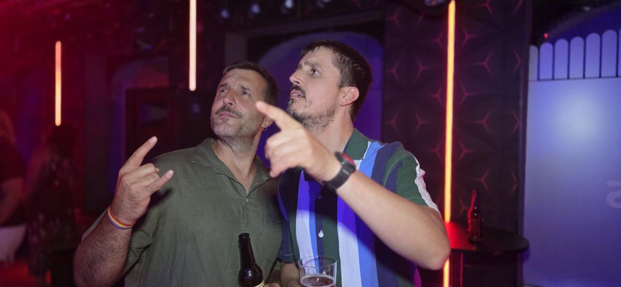 Dos hombres disfrutando en Beats Dance Club durante las fiestas de Fabero