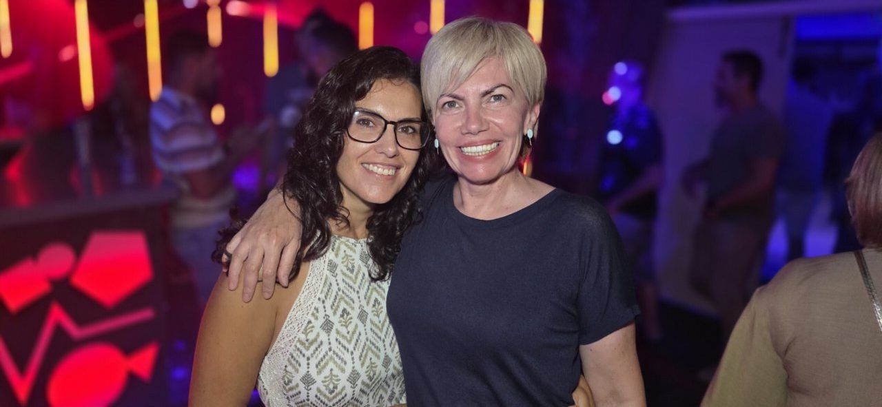 Dos mujeres sonriendo en Beats Dance Club durante las fiestas de Fabero
