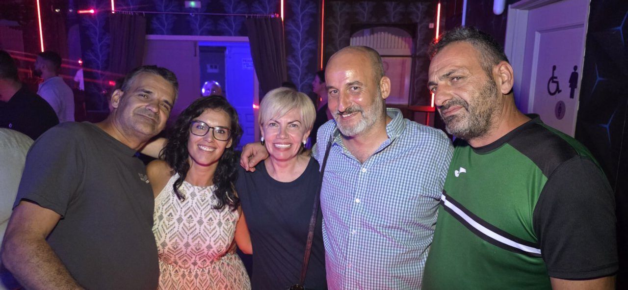 Grupo de amigos disfrutando en Beats Dance Club durante las fiestas de Fabero