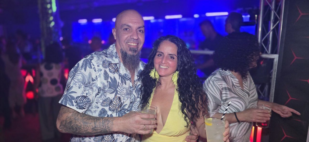 Pareja disfrutando de la fiesta en Beats Dance Club con bebidas en mano