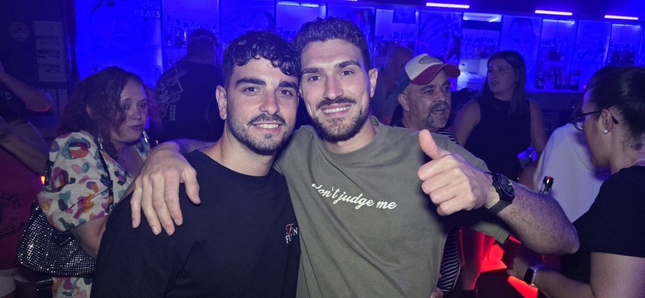 Dos amigos sonrientes en Beats Dance Club durante las fiestas de Fabero