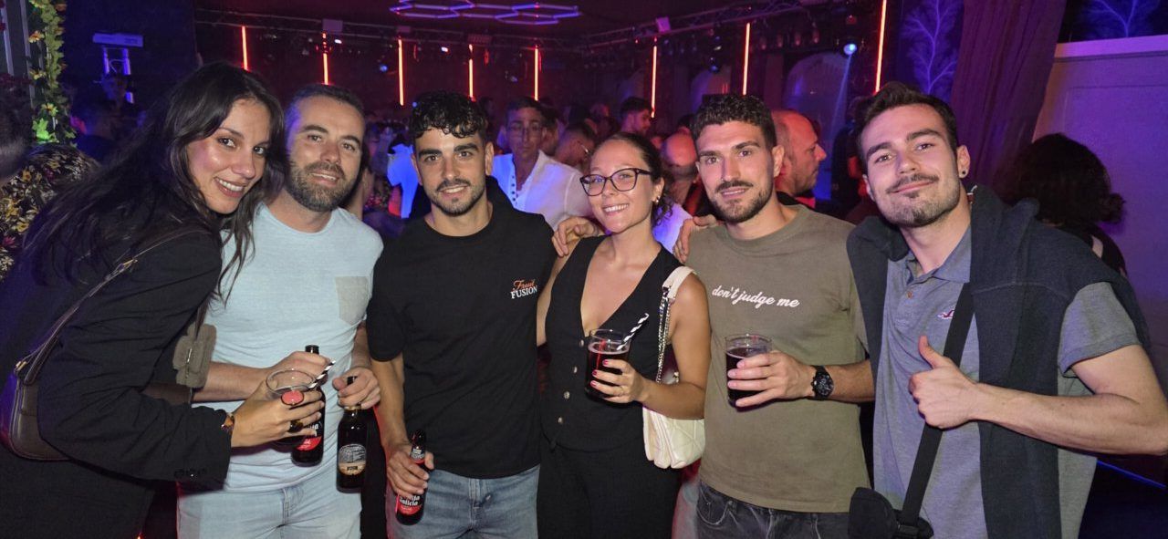 Grupo de amigos disfrutando en Beats Dance Club durante las fiestas de Fabero