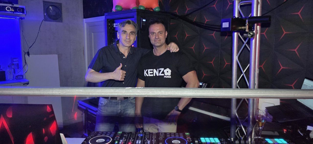 Dos DJs posando en el Beats Dance Club durante una fiesta