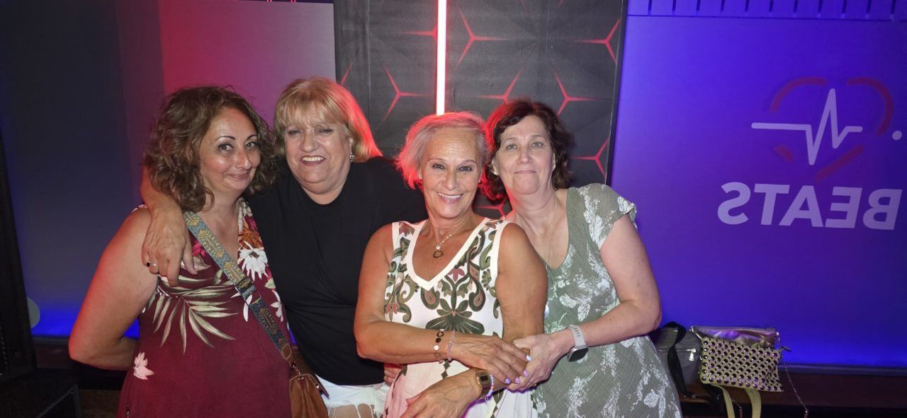 Grupo de amigas disfrutando en Beats Dance Club durante las fiestas de Fabero