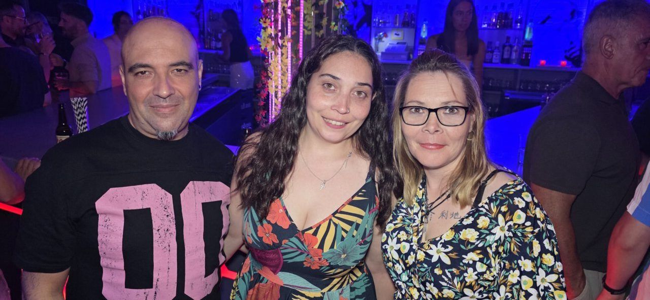 Tres personas posando en Beats Dance Club durante una fiesta