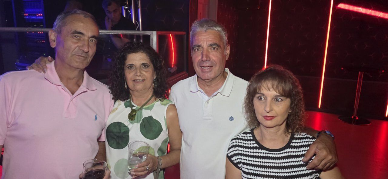 Grupo de personas disfrutando en Beats Dance Club durante las fiestas de Fabero
