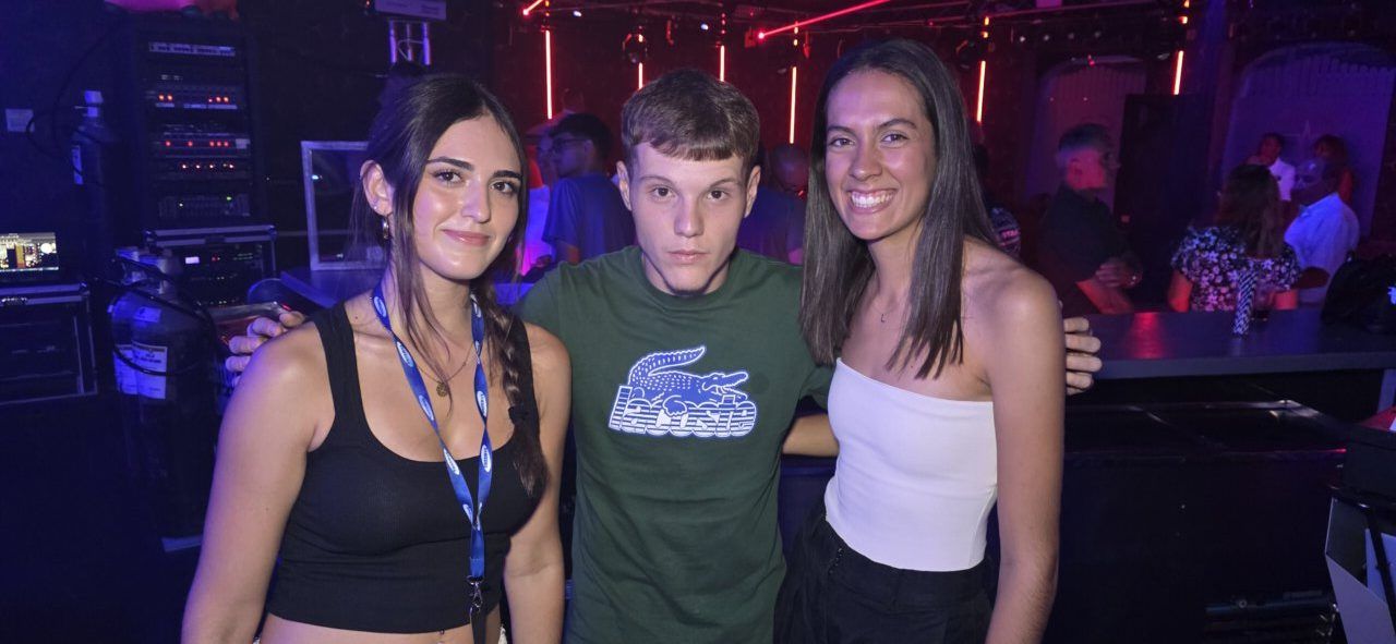 Tres personas posando en Beats Dance Club durante una fiesta