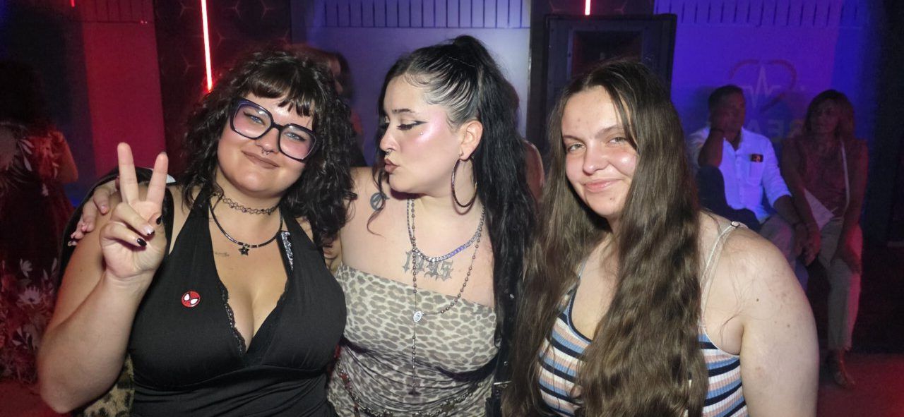 Tres mujeres posando en Beats Dance Club durante las fiestas de Fabero