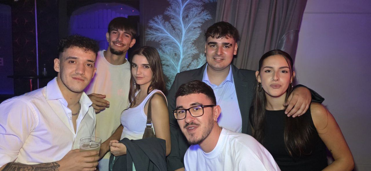 Grupo de amigos disfrutando en Beats Dance Club durante las fiestas de Fabero