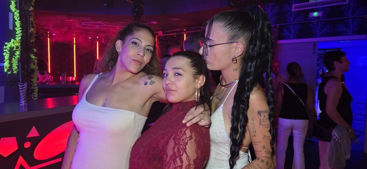 Tres mujeres posando en Beats Dance Club durante las fiestas de Fabero