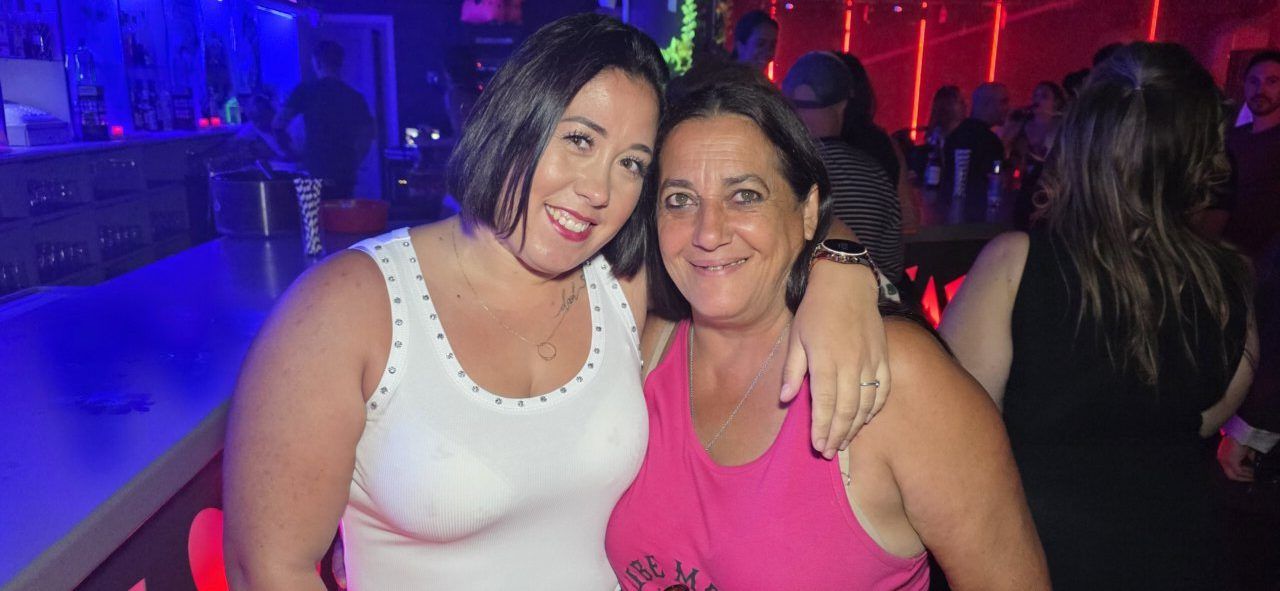 Dos mujeres sonriendo en Beats Dance Club durante las fiestas de Fabero