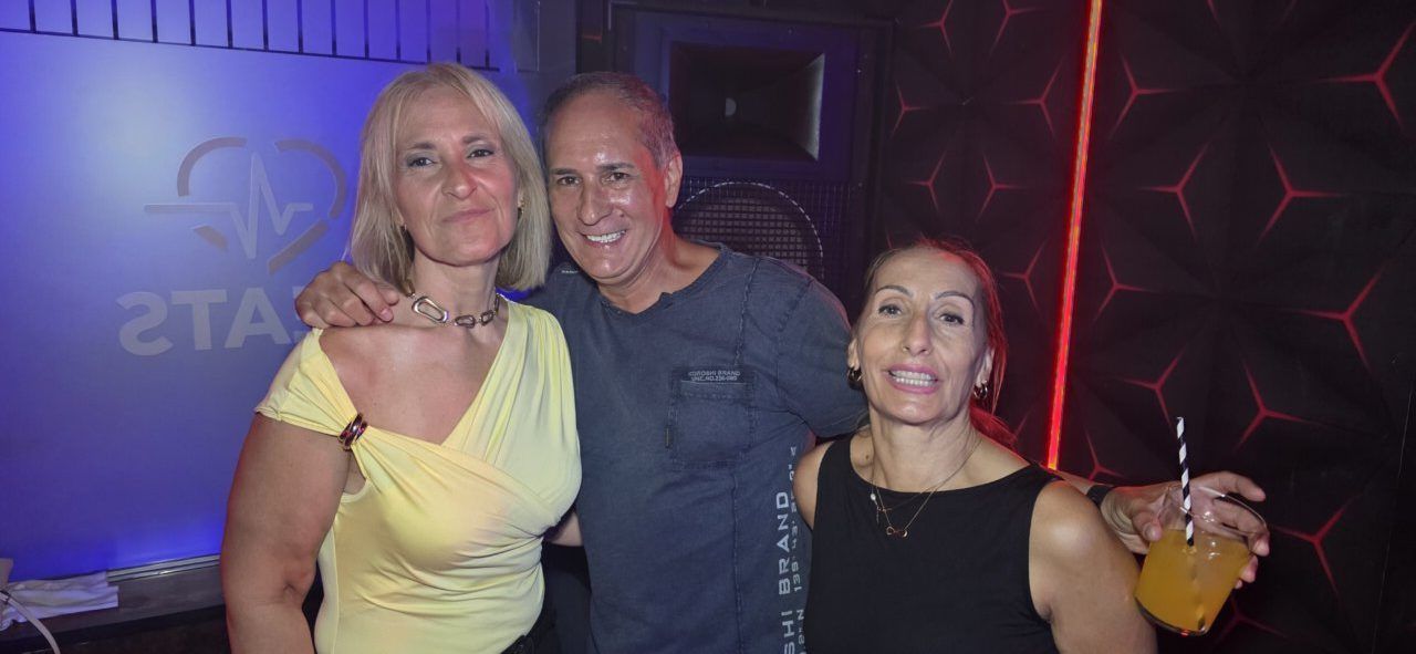 Tres personas sonriendo en Beats Dance Club durante una fiesta