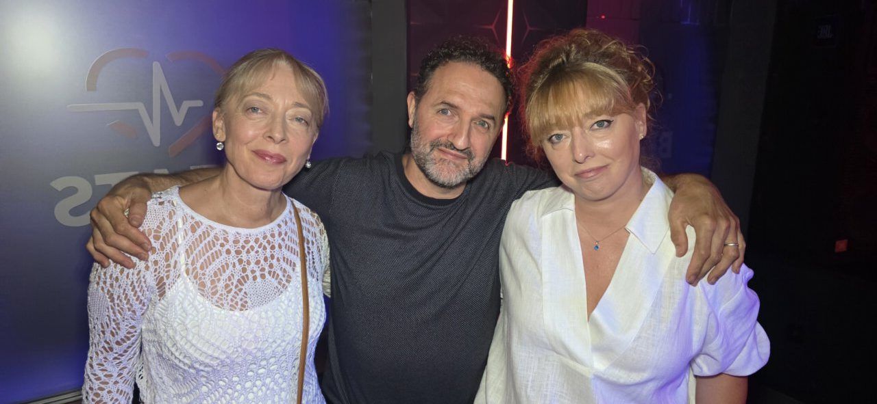 Tres personas posando en Beats Dance Club durante una fiesta