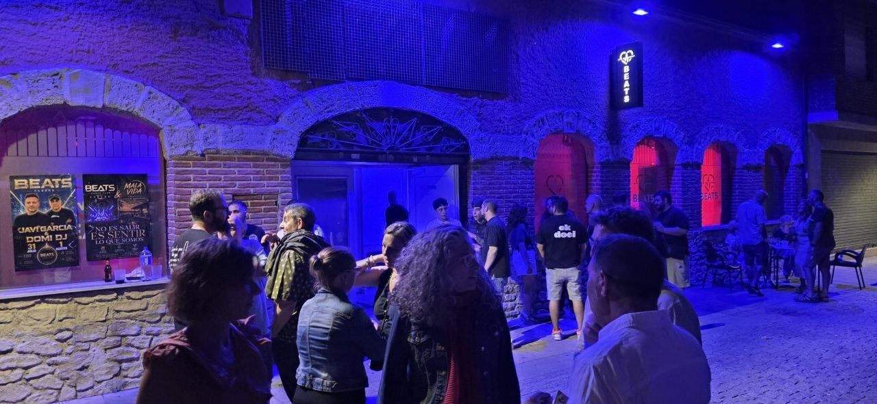Exterior del Beats Dance Club con gente disfrutando de la fiesta