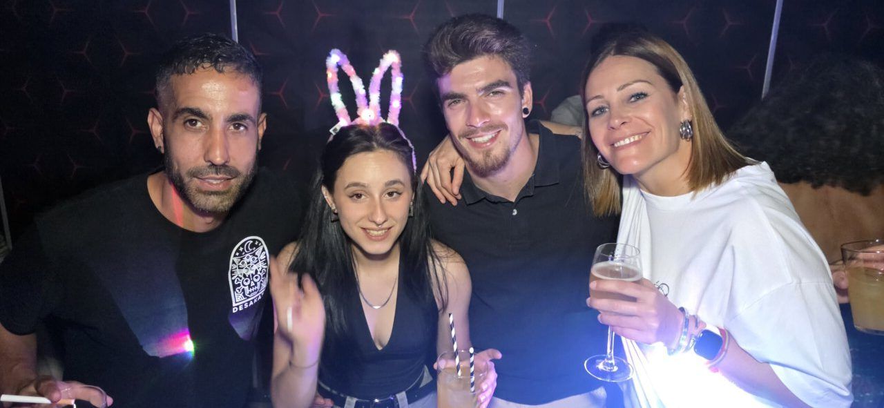 Grupo de amigos disfrutando en Beats Dance Club durante las fiestas de Fabero