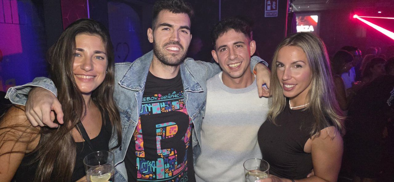 Grupo de amigos disfrutando en Beats Dance Club durante las fiestas de Fabero