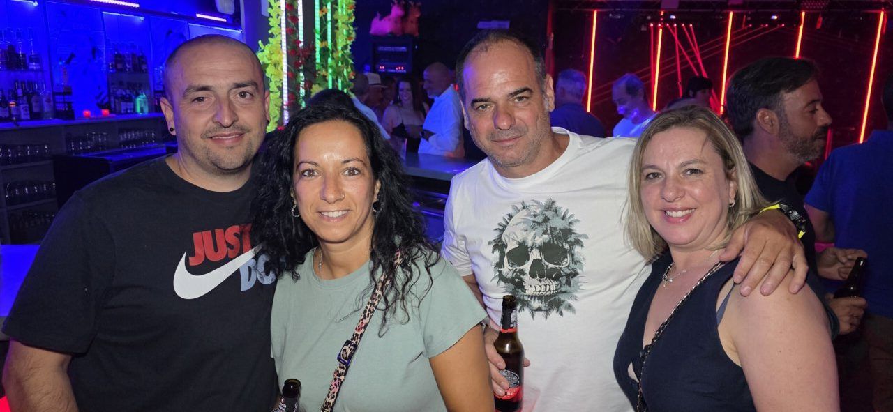Grupo de personas disfrutando en Beats Dance Club durante las fiestas de Fabero