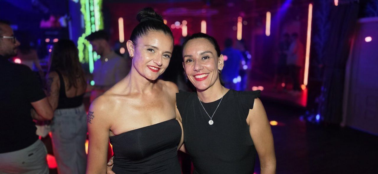 Dos mujeres sonrientes en la pista de baile de Beats Dance Club