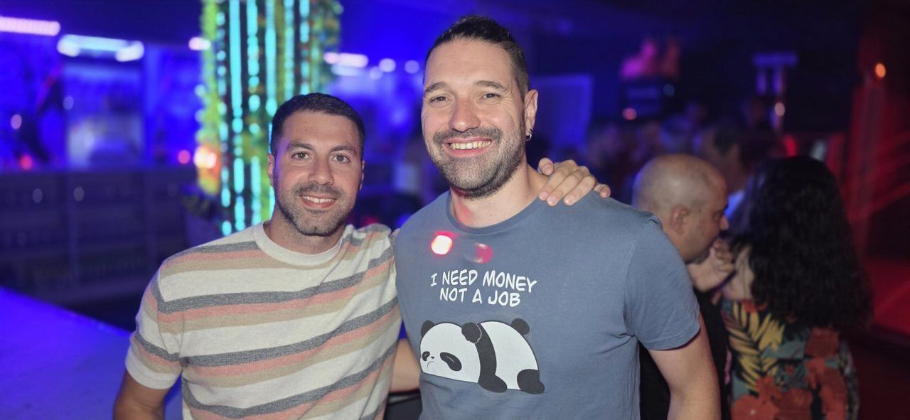 Dos hombres sonrientes en Beats Dance Club durante las fiestas de Fabero