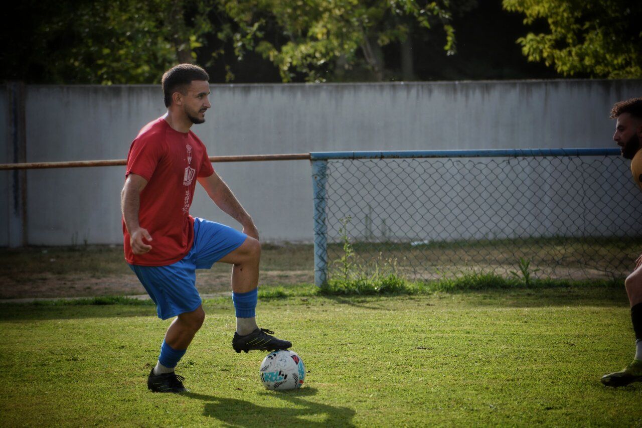 Jugador del C.D. Cubillos durante el primer partido del torneo solidario