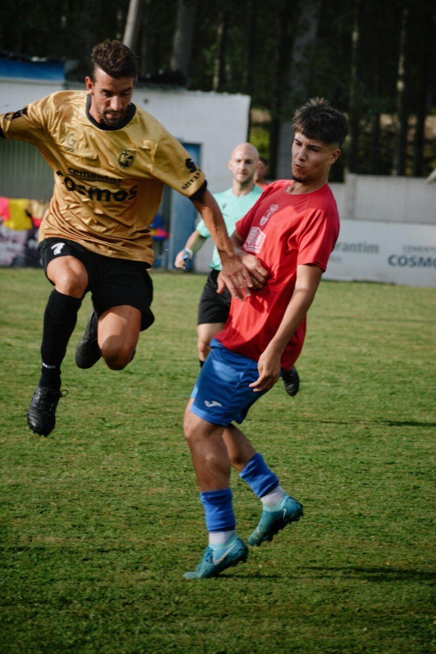 Jugadores del C.D. Cubillos compitiendo en un partido de fútbol