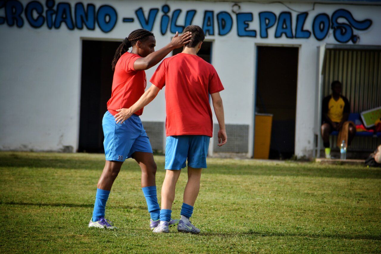 Jugadores del C.D. Cubillos celebrando en el campo durante el torneo