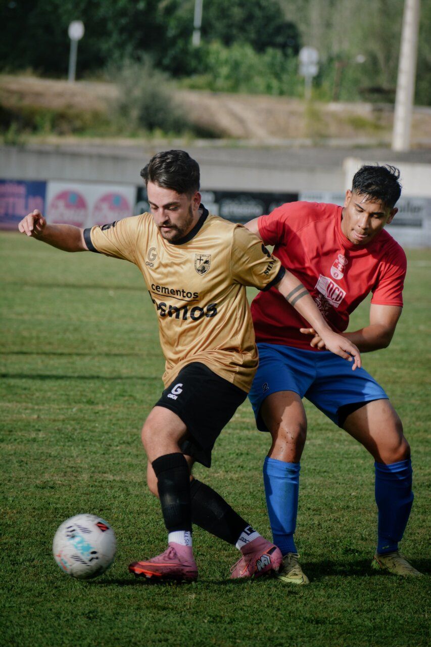 Jugadores del C.D. Cubillos compitiendo en un partido de fútbol
