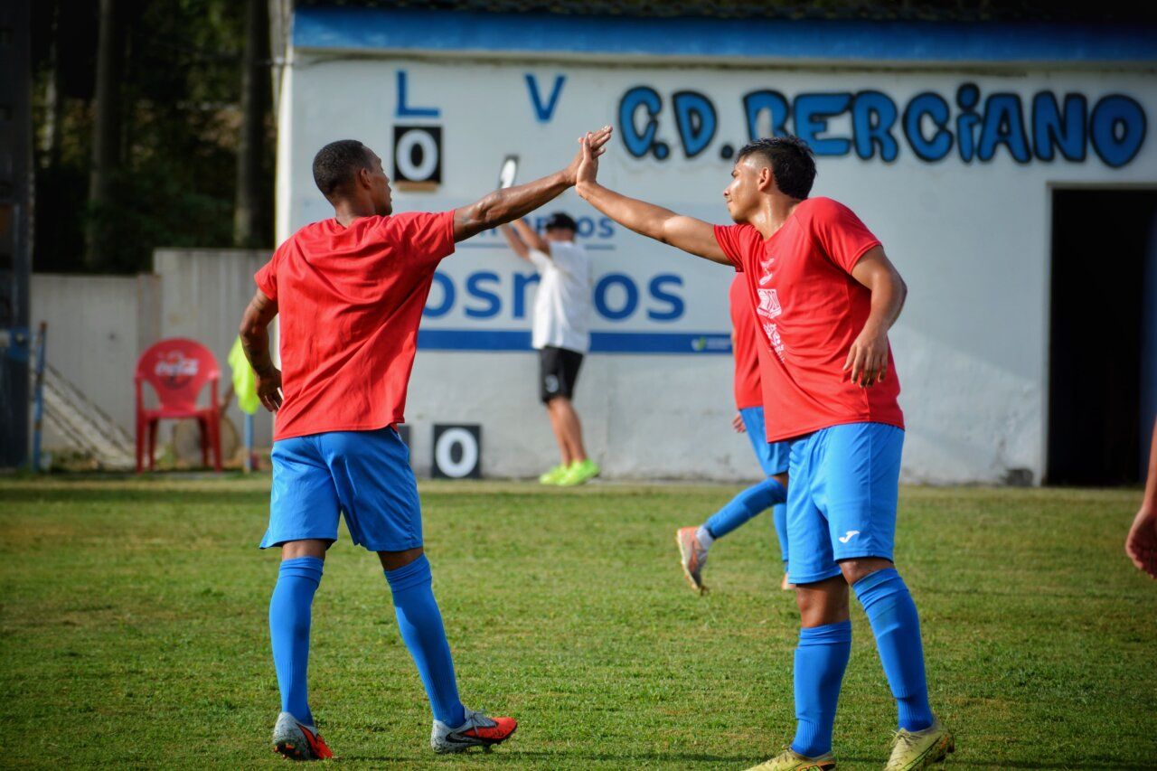 Jugadores del C.D. Cubillos celebrando en el campo de fútbol