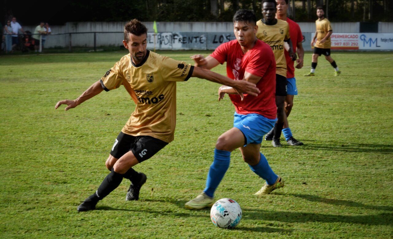 Jugadores del C.D. Cubillos compiten en un partido de fútbol
