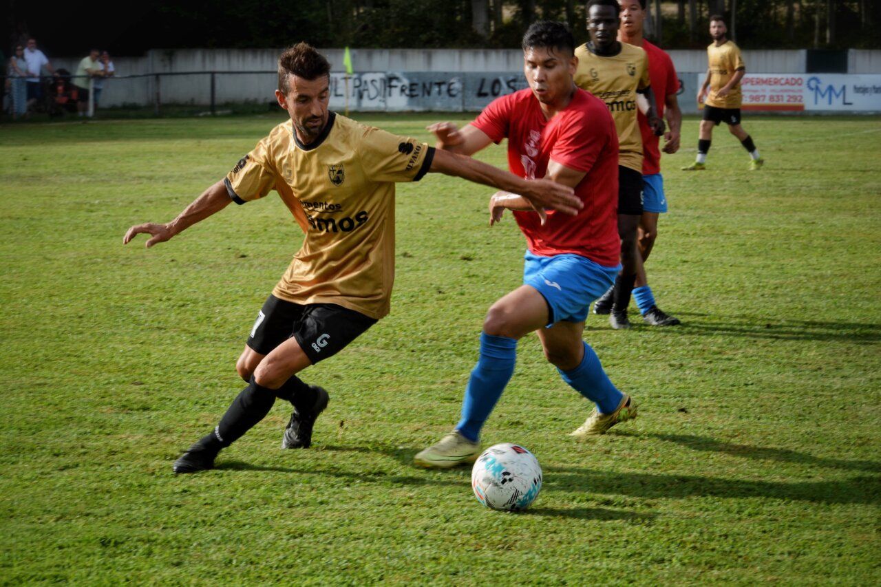 Jugadores del C.D. Cubillos compiten en un partido de fútbol