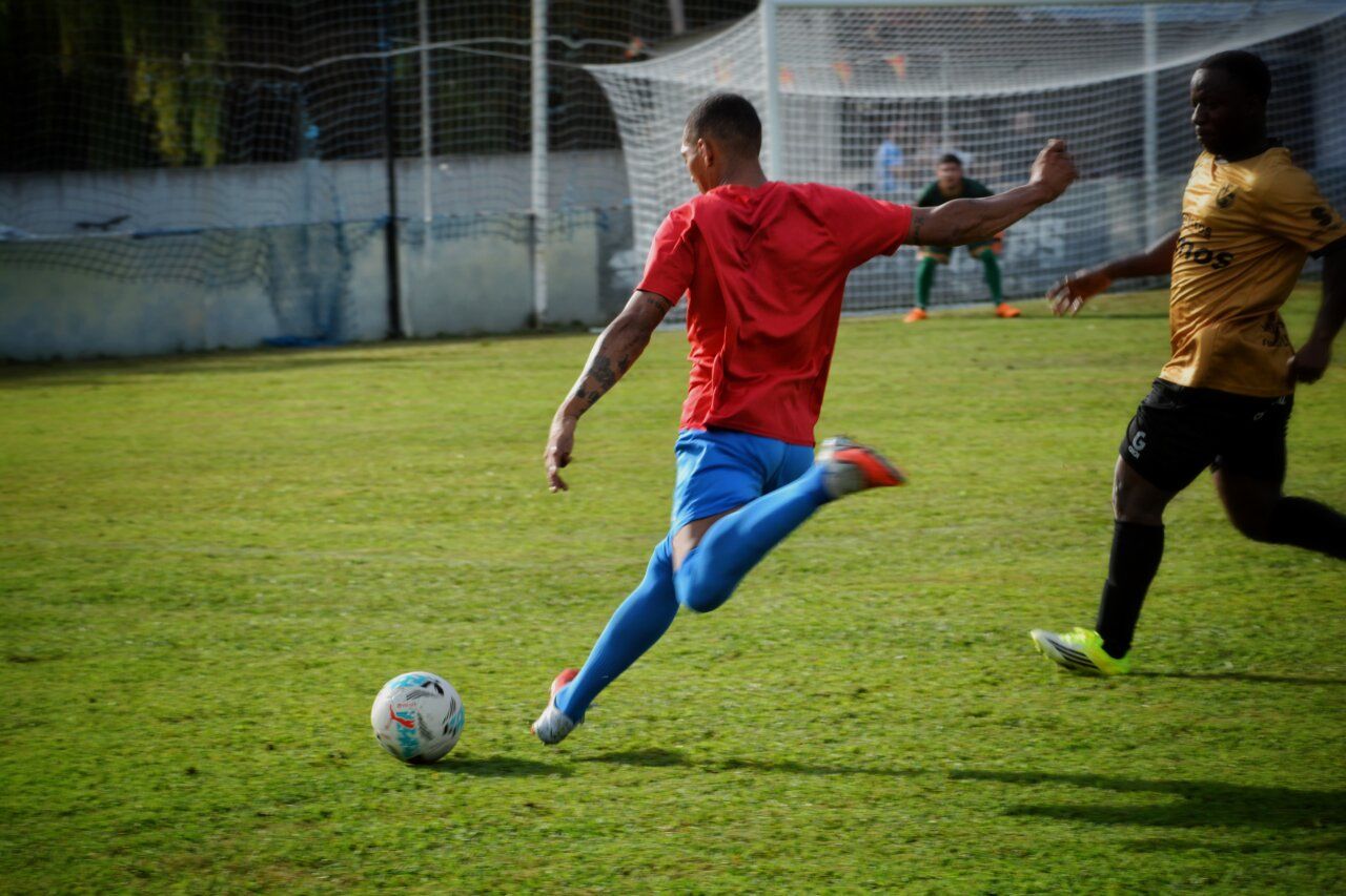 Jugador del C.D. Cubillos en acción durante un partido de fútbol