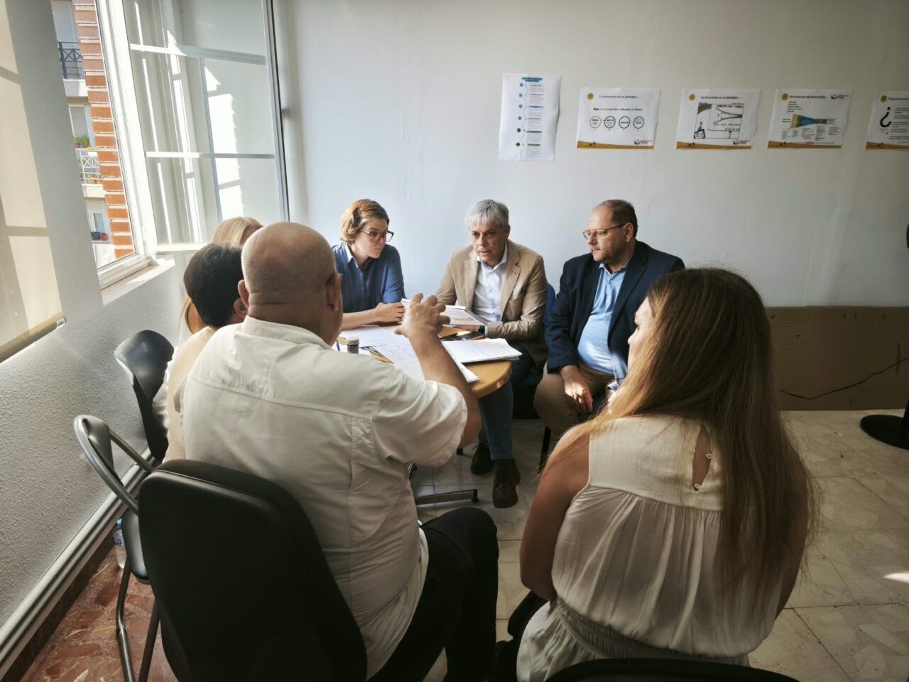 Reunión en el Centro de Innovación Social de La Bañeza con varios participantes
