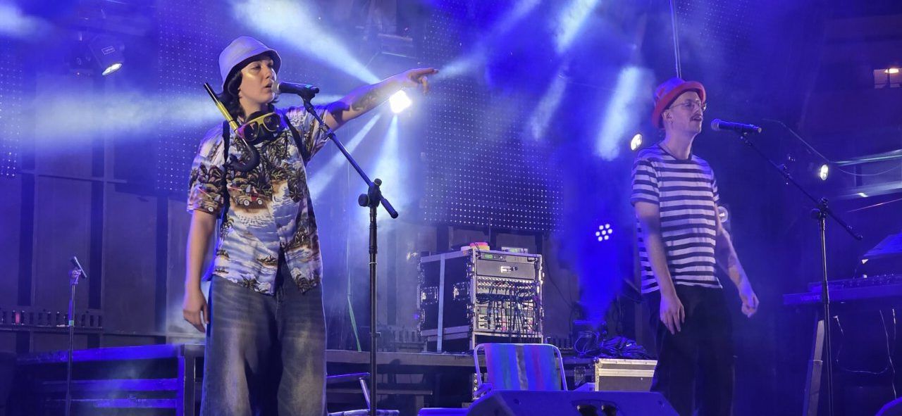 Actuación en directo de Mars Waves en la Plaza Fernando Miranda