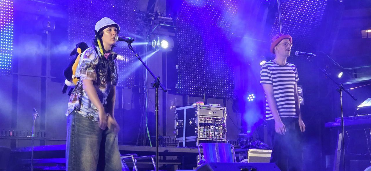 Actuación en vivo de Mars Waves en la Plaza Fernando Miranda