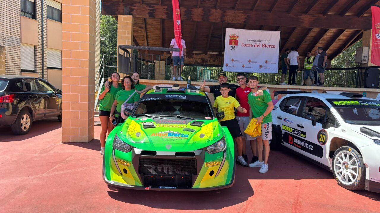 Carlos Fernández Negro y su equipo celebrando en la Subida Torre del Bierzo
