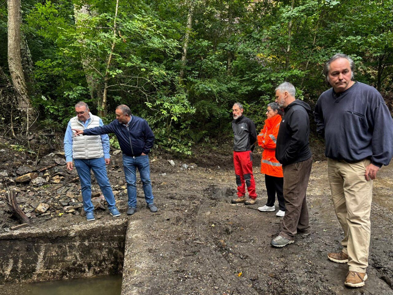 Visita de autoridades a las obras de emergencia en Carracedo de Compludo