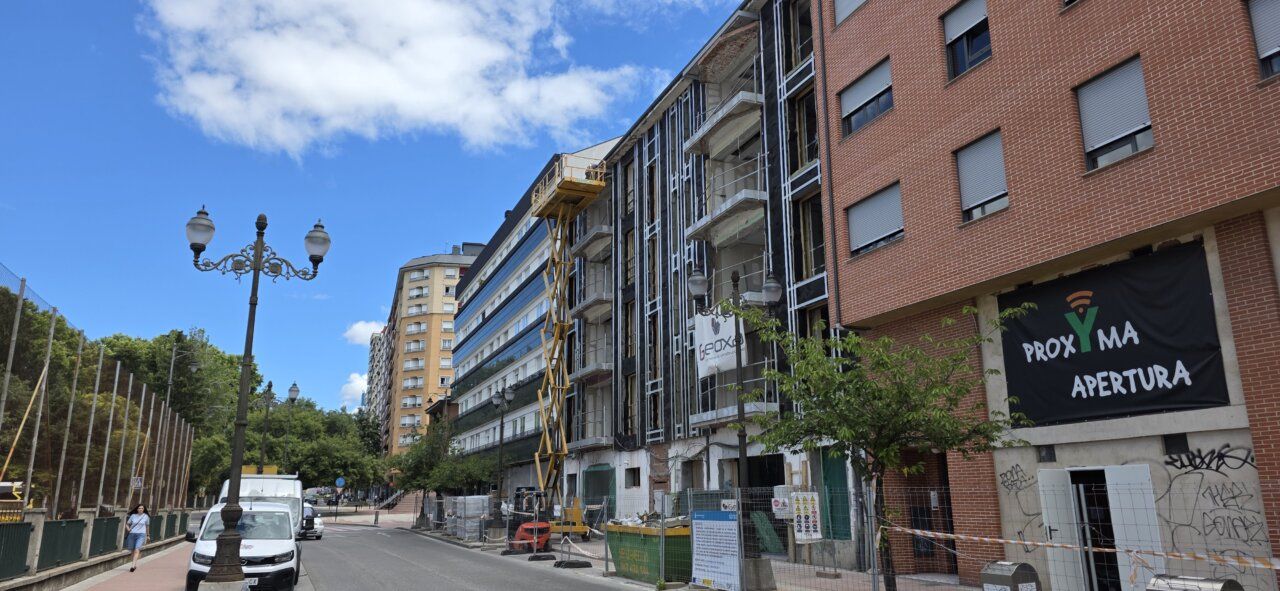 Construcción del Centro Mario Tascón en Ponferrada con grúa y andamios.