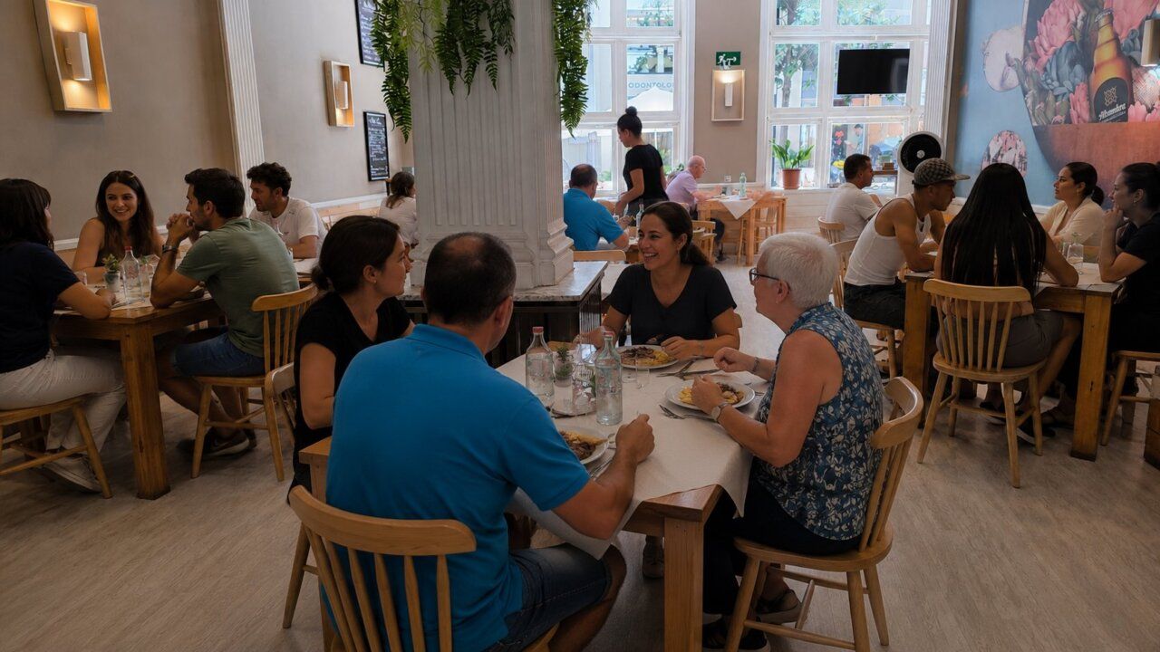 Clientes disfrutando del menú del día en el Café Madrid de Ponferrada