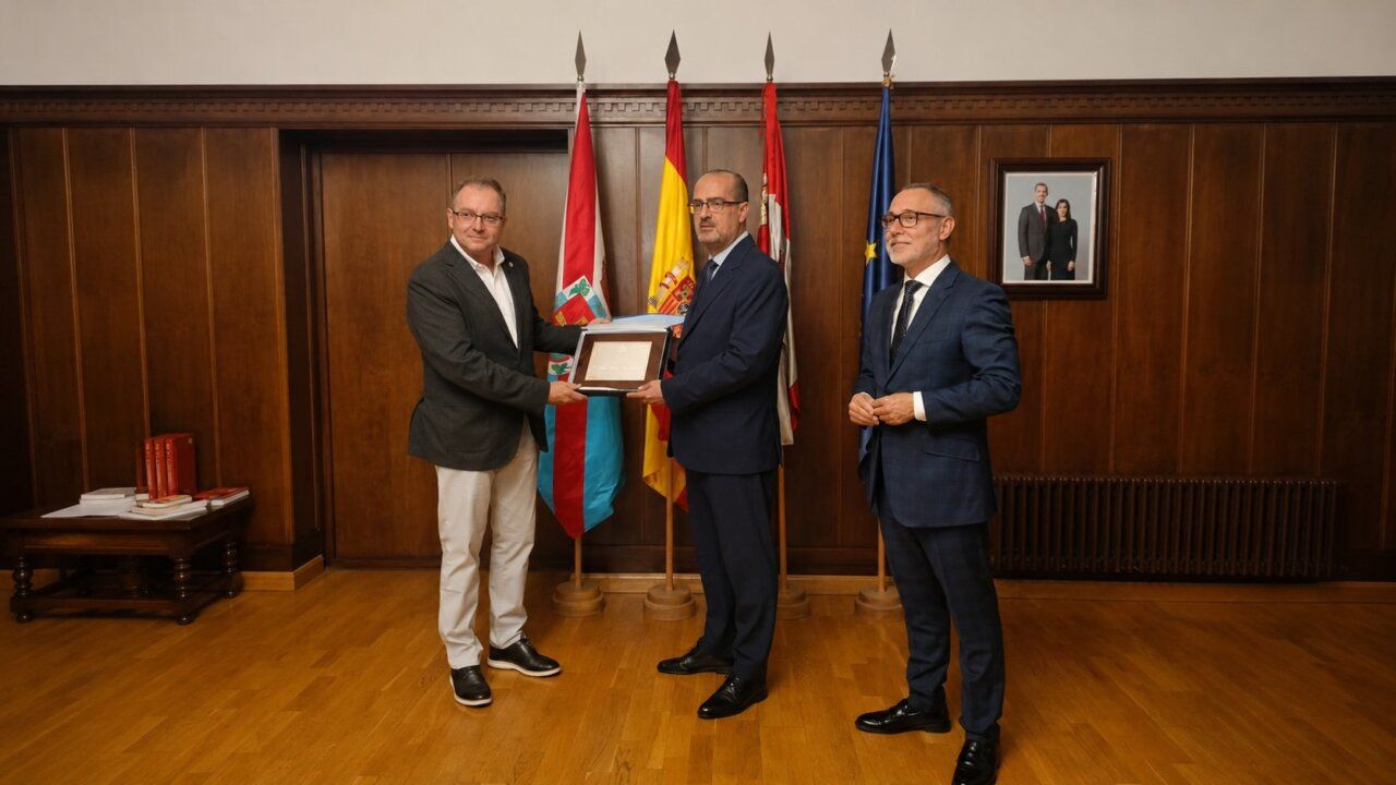 Entrega de un premio en el Ayuntamiento de Ponferrada durante las fiestas.