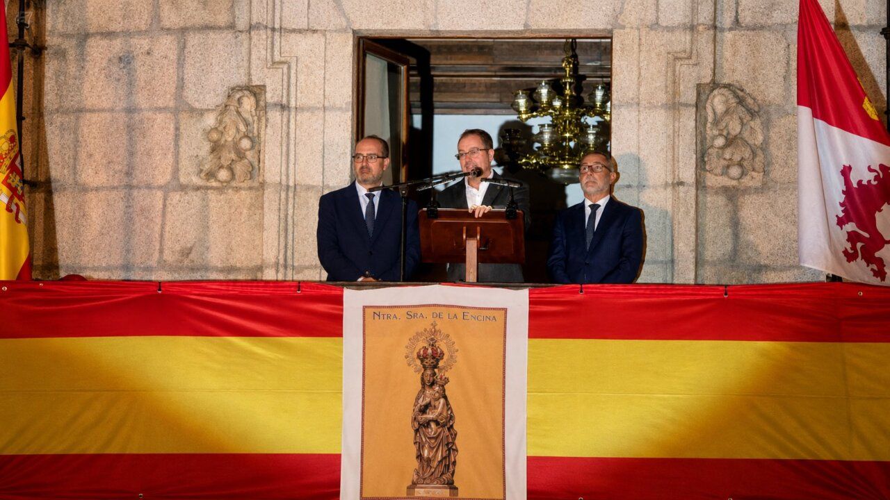 Pregón de las Fiestas de La Encina en Ponferrada con autoridades