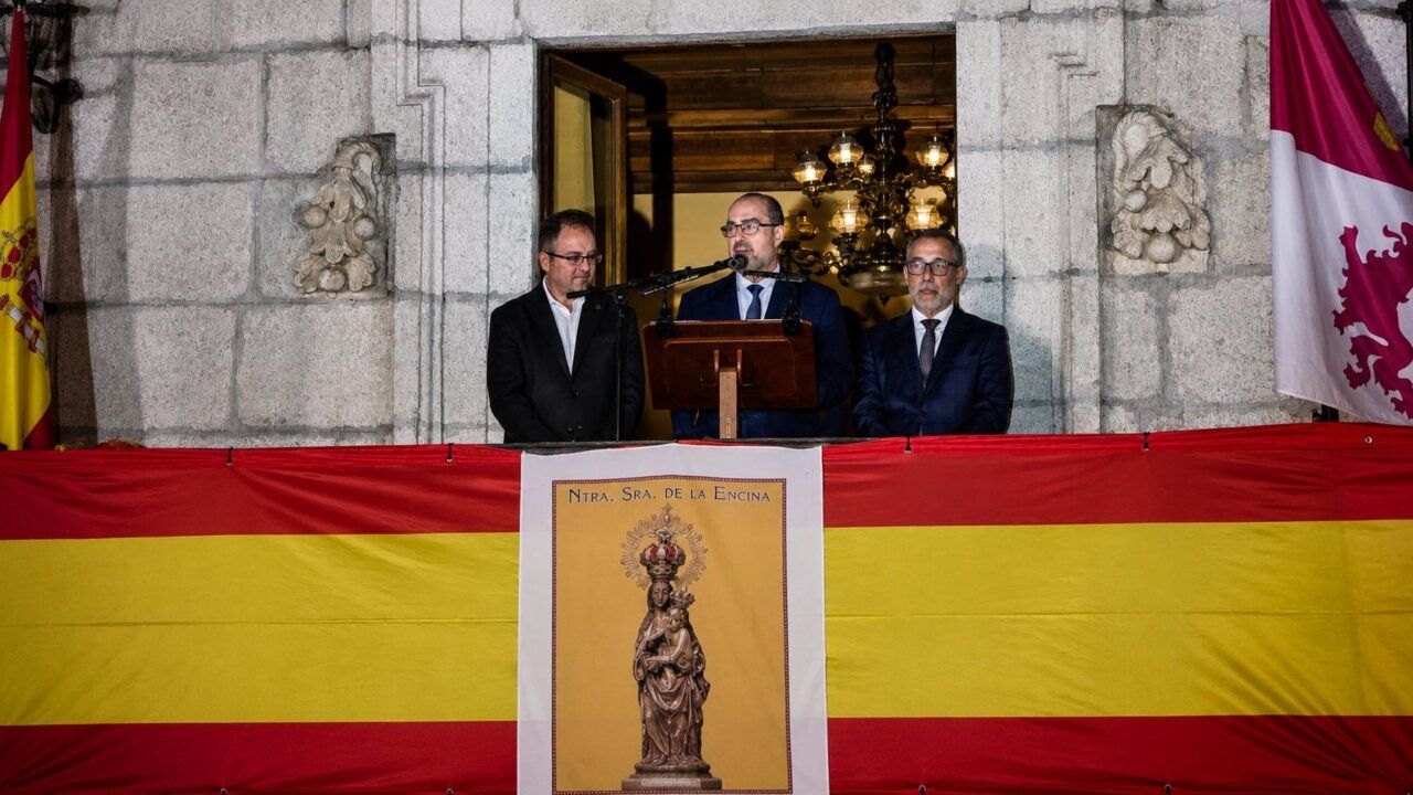 Pregón de las Fiestas de La Encina en Ponferrada con autoridades