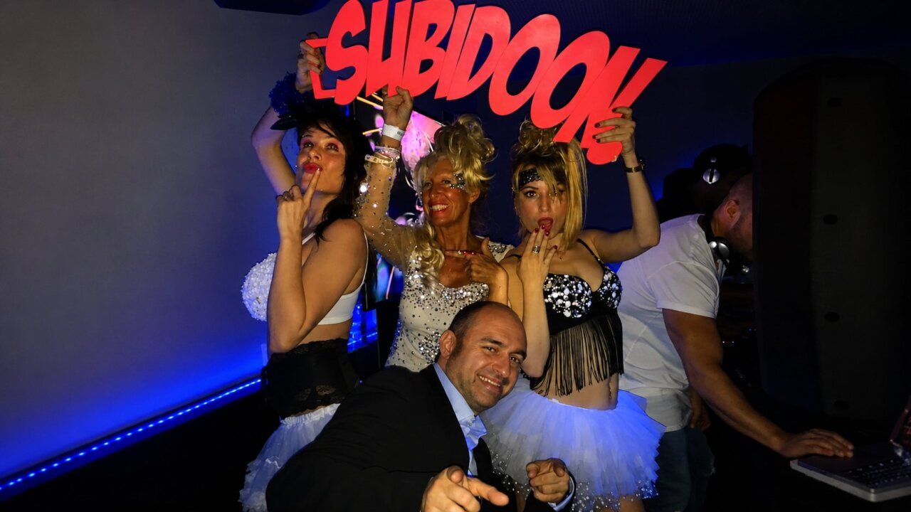 Grupo de personas celebrando en una fiesta con vestuario festivo