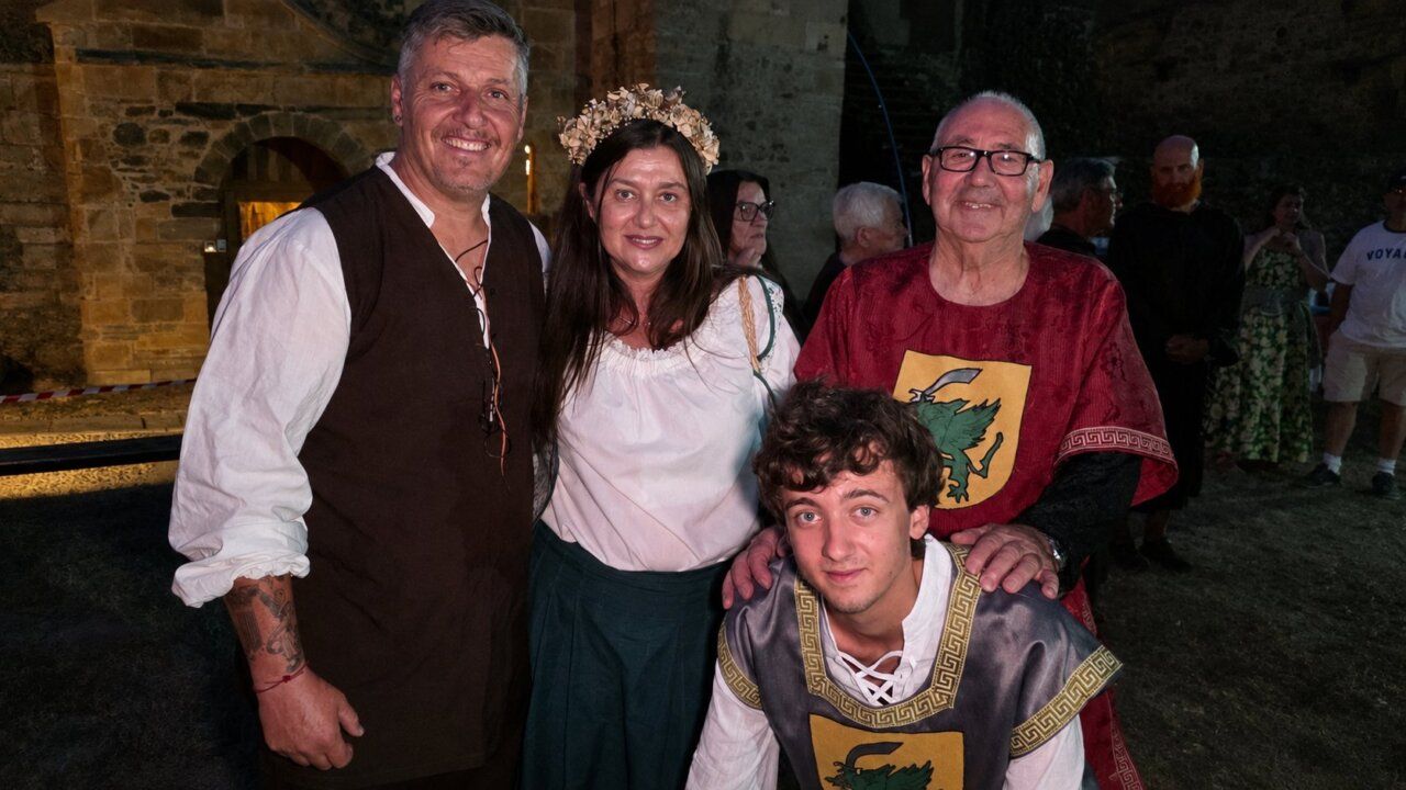 Sonia Pacios con otros participantes en el Medieval de Carracedelo